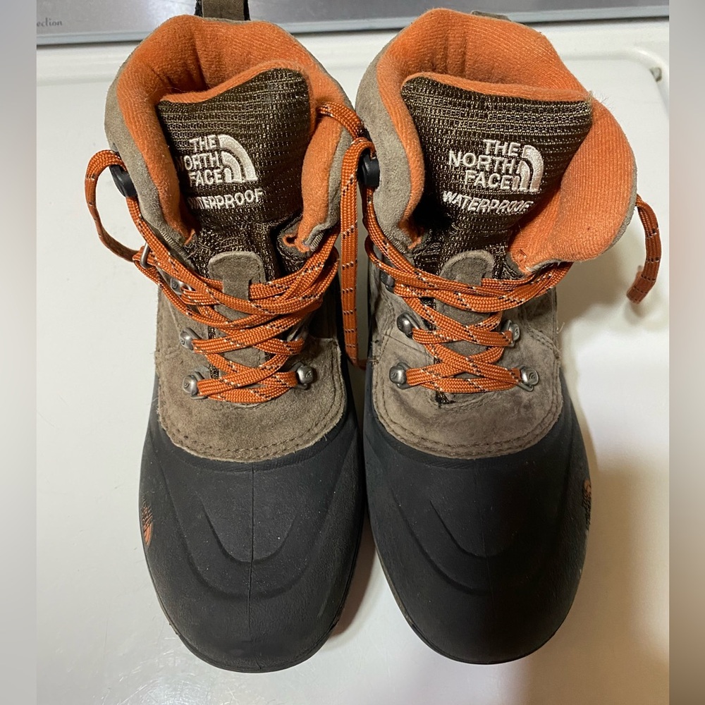 North Face Boots Youth size 4
Smoke free home